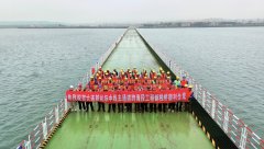 世界最大离岸式“人工岛”机场跨海大桥钢栈桥提前贯通